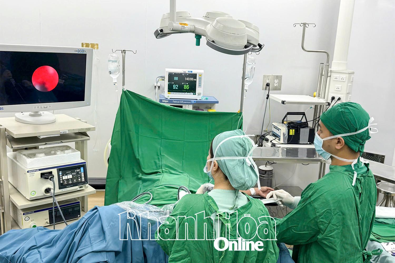 Khánh Hòa bàn giải pháp thu hút nhân lực, phát triển y tế chất lượng cao và thông minh